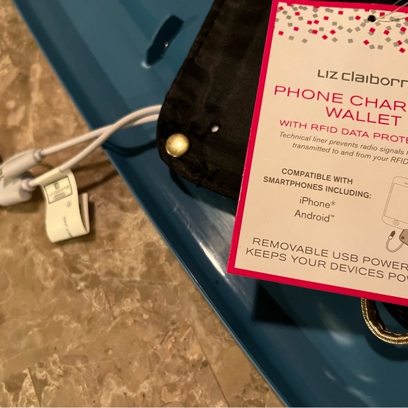 Gold clutch with charging system - Picture 9 of 9